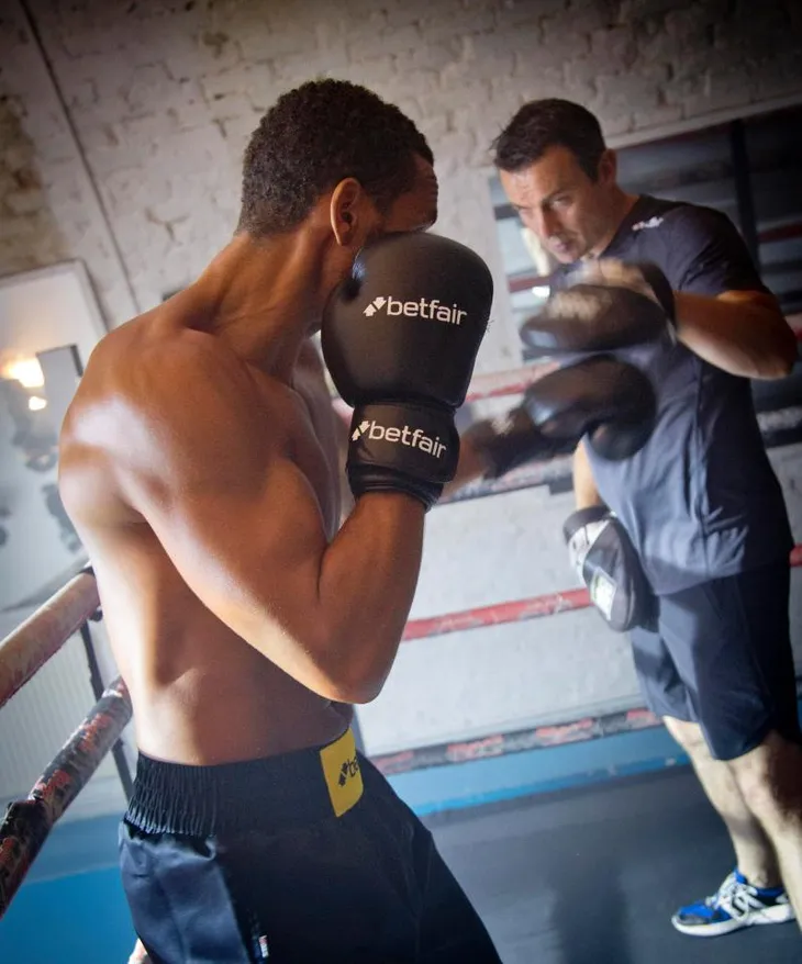 Thật như đùa: Huyền thoại Man Utd bỏ bóng đá chuyển sang boxing chuyên nghiệp - Ảnh 1. Thật như đùa: Huyền thoại Man Utd bỏ bóng đá chuyển sang boxing chuyên nghiệp - Ảnh 1.