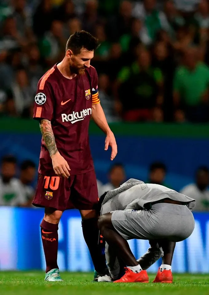 Messi được fan cuồng hôn chân ngay trên sân - Ảnh 2. Messi được fan cuồng hôn chân ngay trên sân - Ảnh 2.