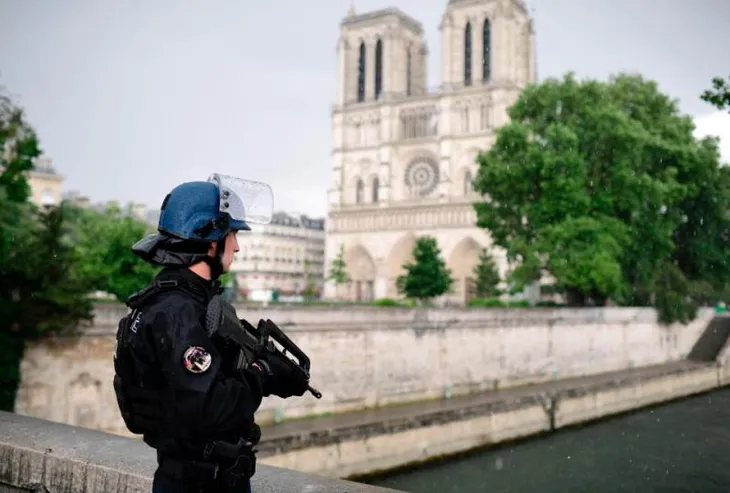 Vụ tấn công ngoài nhà thờ Notre-Dame, Pháp: Thủ phạm tự nhận là chiến binh IS - Ảnh 4. Vụ tấn công ngoài nhà thờ Notre-Dame, Pháp: Thủ phạm tự nhận là chiến binh IS - Ảnh 4.