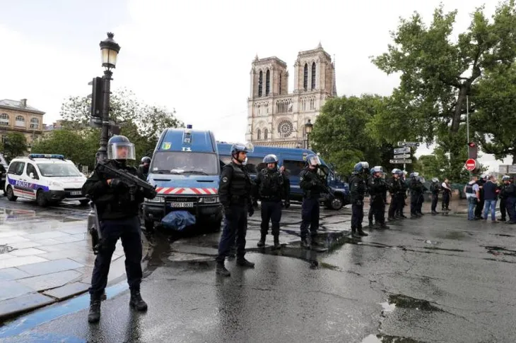 Vụ tấn công ngoài nhà thờ Notre-Dame, Pháp: Thủ phạm tự nhận là chiến binh IS - Ảnh 3. Vụ tấn công ngoài nhà thờ Notre-Dame, Pháp: Thủ phạm tự nhận là chiến binh IS - Ảnh 3.