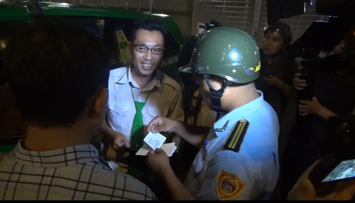 Quận 1 tiếp tục ra quân dẹp vỉa hè: Xử phạt nhiều trường hợp - Ảnh 6. Quận 1 tiếp tục ra quân dẹp vỉa hè: Xử phạt nhiều trường hợp - Ảnh 6.