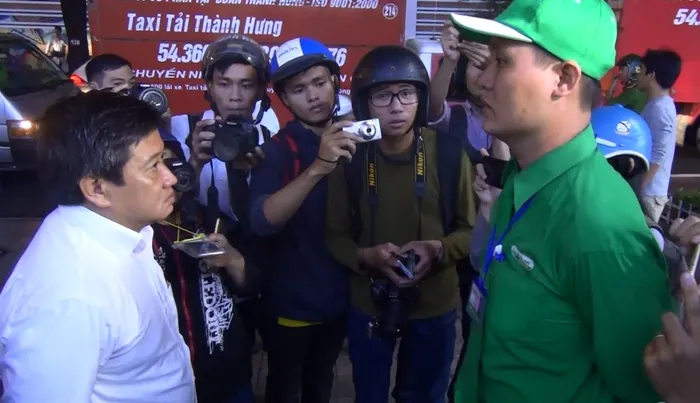 Quận 1 tiếp tục ra quân dẹp vỉa hè: Xử phạt nhiều trường hợp - Ảnh 5. Quận 1 tiếp tục ra quân dẹp vỉa hè: Xử phạt nhiều trường hợp - Ảnh 5.