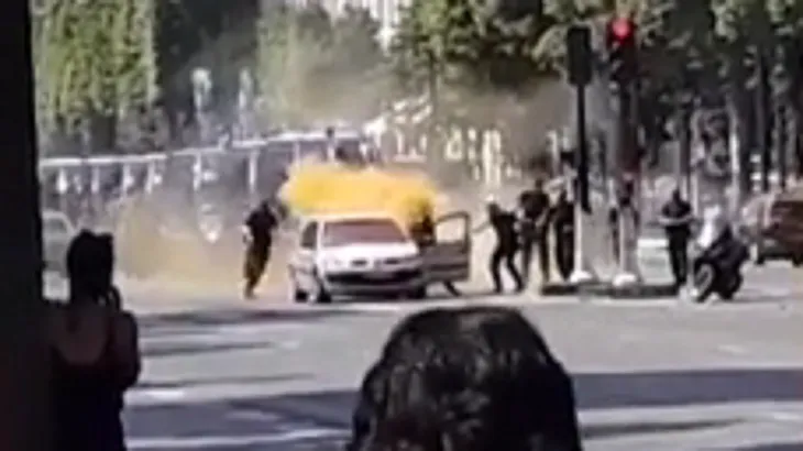 Pháp: Xe đâm vào cảnh sát ở đại lộ Champs Elysees - Ảnh 1. Pháp: Xe đâm vào cảnh sát ở đại lộ Champs Elysees - Ảnh 1.