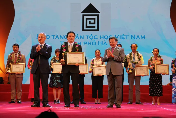 Bảo tàng Dân tộc học nhận danh hiệu Điểm tham quan du lịch hàng đầu Việt Nam - Ảnh 1. Bảo tàng Dân tộc học nhận danh hiệu Điểm tham quan du lịch hàng đầu Việt Nam - Ảnh 1.