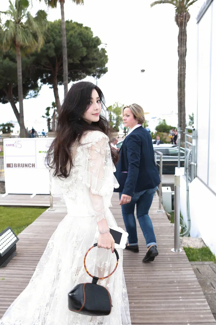 Cuối cùng Phạm Băng Băng đã lấy lại phong độ sang chảnh tại Cannes - Ảnh 3. Cuối cùng Phạm Băng Băng đã lấy lại phong độ sang chảnh tại Cannes - Ảnh 3.