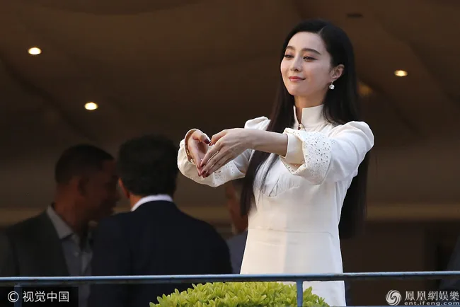 Không diện váy long bào, Phạm Băng Băng vẫn đẹp thoát tục trong ngày đầu ở Cannes - Ảnh 2. Không diện váy long bào, Phạm Băng Băng vẫn đẹp thoát tục trong ngày đầu ở Cannes - Ảnh 2.
