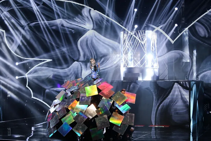 The Remix tập 11: Tronie bất ngờ dành cho MiA nụ hôn nồng nàn trên sân khấu - Ảnh 1. The Remix tập 11: Tronie bất ngờ dành cho MiA nụ hôn nồng nàn trên sân khấu - Ảnh 1.