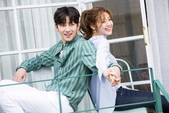 Ji Chang Wook tình tứ bên người tình mới - Ảnh 2. Ji Chang Wook tình tứ bên người tình mới - Ảnh 2.