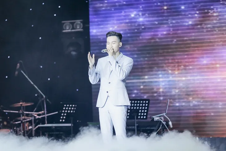 Giọng hát Việt 2017: Hotboy Ali Hoàng Dương khiến khán giả rớt nước mắt khi hát về trẻ em - Ảnh 1. Giọng hát Việt 2017: Hotboy Ali Hoàng Dương khiến khán giả rớt nước mắt khi hát về trẻ em - Ảnh 1.