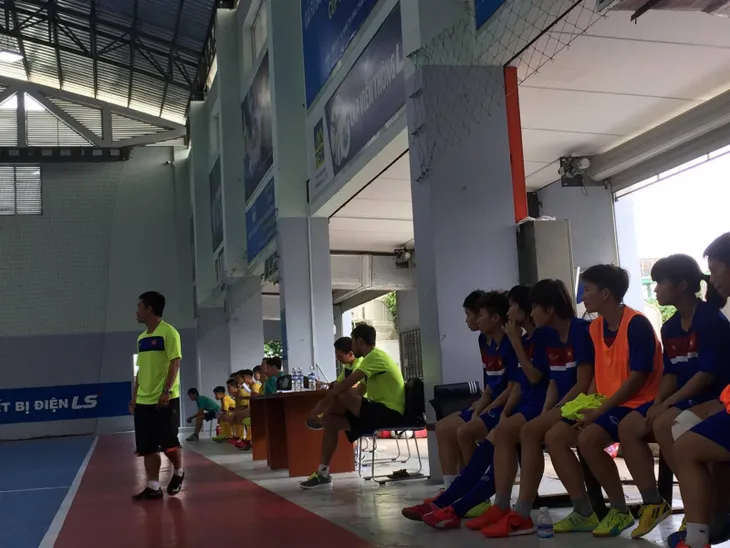 Chuẩn bị SEA Games 29: ĐT Futsal nữ Quốc gia tăng cường đấu tập - Ảnh 1. Chuẩn bị SEA Games 29: ĐT Futsal nữ Quốc gia tăng cường đấu tập - Ảnh 1.