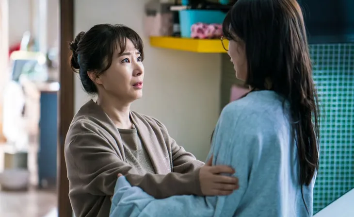 Suzy khiến fan thảng thốt vì mái tóc nham nhở trong phim mới - Ảnh 3. Suzy khiến fan thảng thốt vì mái tóc nham nhở trong phim mới - Ảnh 3.
