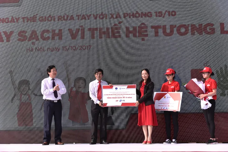 Hơn 2000 học sinh Hà Nội đồng diễn hưởng ứng ngày Thế giới rửa tay với xà phòng 2017 - Ảnh 1. Hơn 2000 học sinh Hà Nội đồng diễn hưởng ứng ngày Thế giới rửa tay với xà phòng 2017 - Ảnh 1.