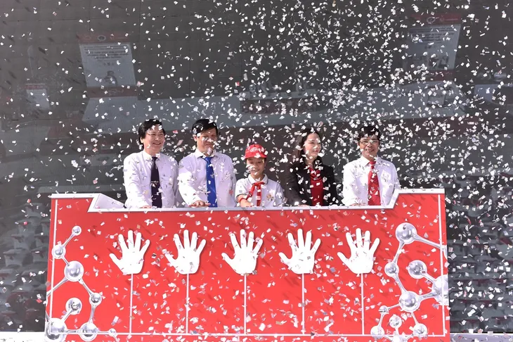 Hơn 2000 học sinh Hà Nội đồng diễn hưởng ứng ngày Thế giới rửa tay với xà phòng 2017 - Ảnh 2. Hơn 2000 học sinh Hà Nội đồng diễn hưởng ứng ngày Thế giới rửa tay với xà phòng 2017 - Ảnh 2.