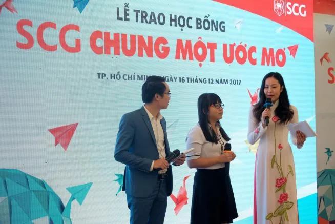 Trao học bổng cho 114 tân sinh viên xuất sắc năm 2017 - Ảnh 3. Trao học bổng cho 114 tân sinh viên xuất sắc năm 2017 - Ảnh 3.