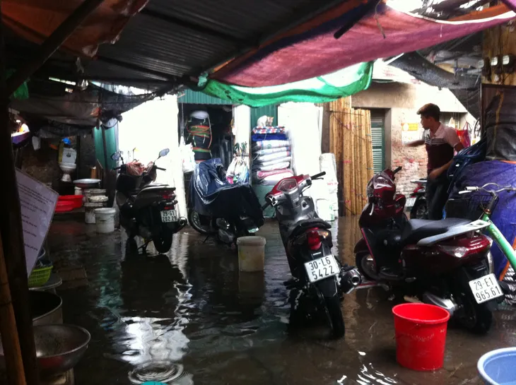 Nước ngập trong các ngõ xóm Hà Nội sau cơn mưa lớn - Ảnh 8. Nước ngập trong các ngõ xóm Hà Nội sau cơn mưa lớn - Ảnh 8.