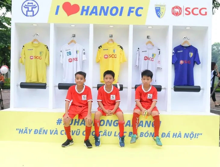 Người dân Hà Nội hứng khởi với Ngày hội bóng đá đường phố lần đầu tiên trên phố đi bộ - Ảnh 11. Người dân Hà Nội hứng khởi với Ngày hội bóng đá đường phố lần đầu tiên trên phố đi bộ - Ảnh 11.