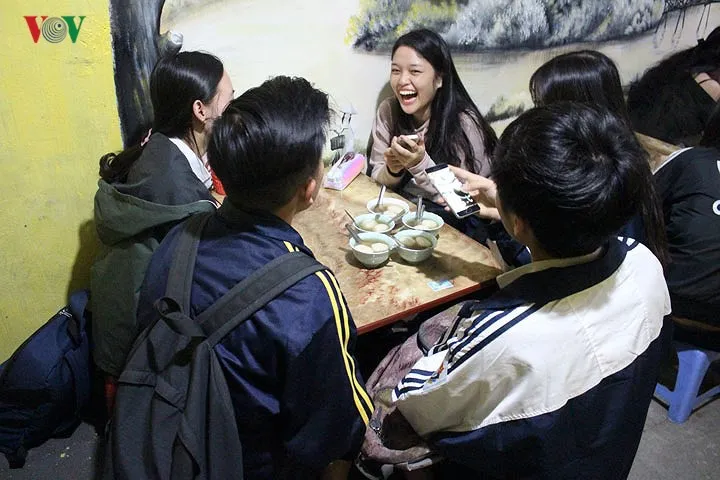Người Hà Nội xếp hàng trước quán bánh trôi của cố nghệ sĩ Phạm Bằng - Ảnh 10. Người Hà Nội xếp hàng trước quán bánh trôi của cố nghệ sĩ Phạm Bằng - Ảnh 10.