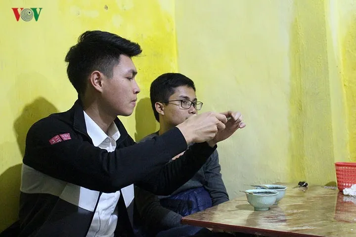 Người Hà Nội xếp hàng trước quán bánh trôi của cố nghệ sĩ Phạm Bằng - Ảnh 11. Người Hà Nội xếp hàng trước quán bánh trôi của cố nghệ sĩ Phạm Bằng - Ảnh 11.