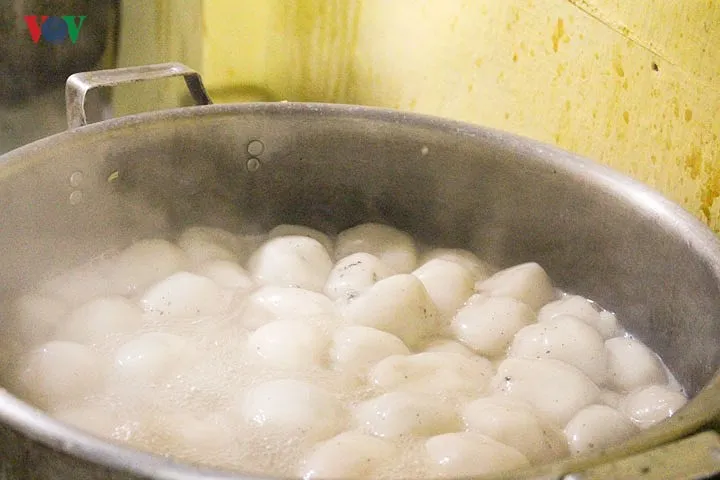 Người Hà Nội xếp hàng trước quán bánh trôi của cố nghệ sĩ Phạm Bằng - Ảnh 12. Người Hà Nội xếp hàng trước quán bánh trôi của cố nghệ sĩ Phạm Bằng - Ảnh 12.