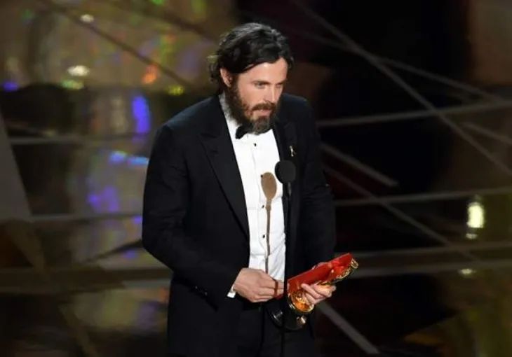 Casey Affleck: Từ kép phụ và kẻ đứng bóng tới Oscar danh giá - Ảnh 3. Casey Affleck: Từ kép phụ và kẻ đứng bóng tới Oscar danh giá - Ảnh 3.