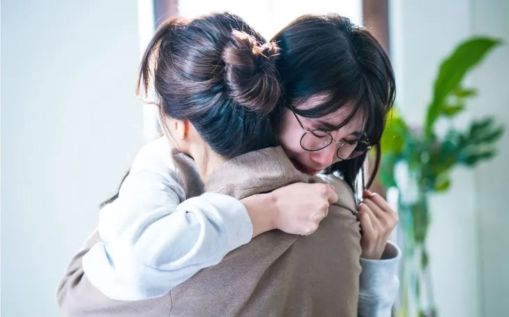 Suzy khiến fan thảng thốt vì mái tóc nham nhở trong phim mới - Ảnh 4. Suzy khiến fan thảng thốt vì mái tóc nham nhở trong phim mới - Ảnh 4.