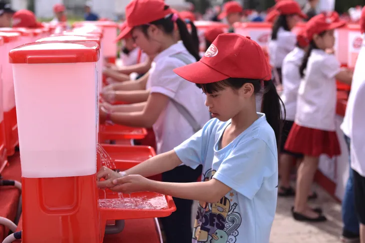 Hơn 2000 học sinh Hà Nội đồng diễn hưởng ứng ngày Thế giới rửa tay với xà phòng 2017 - Ảnh 3. Hơn 2000 học sinh Hà Nội đồng diễn hưởng ứng ngày Thế giới rửa tay với xà phòng 2017 - Ảnh 3.