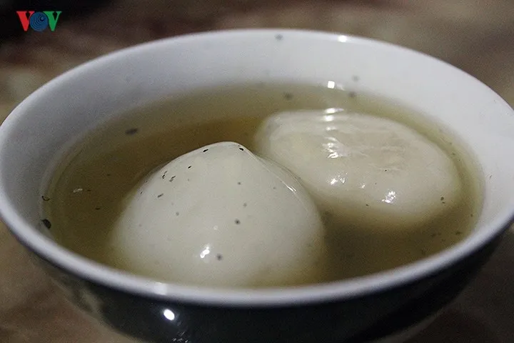 Người Hà Nội xếp hàng trước quán bánh trôi của cố nghệ sĩ Phạm Bằng - Ảnh 4. Người Hà Nội xếp hàng trước quán bánh trôi của cố nghệ sĩ Phạm Bằng - Ảnh 4.