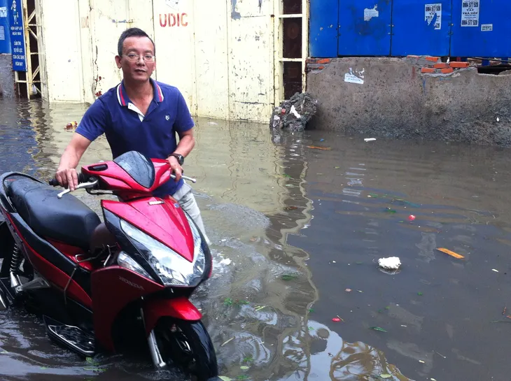 Nước ngập trong các ngõ xóm Hà Nội sau cơn mưa lớn - Ảnh 2. Nước ngập trong các ngõ xóm Hà Nội sau cơn mưa lớn - Ảnh 2.