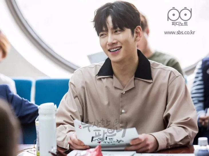Ji Chang Wook tình tứ bên người tình mới - Ảnh 6. Ji Chang Wook tình tứ bên người tình mới - Ảnh 6.