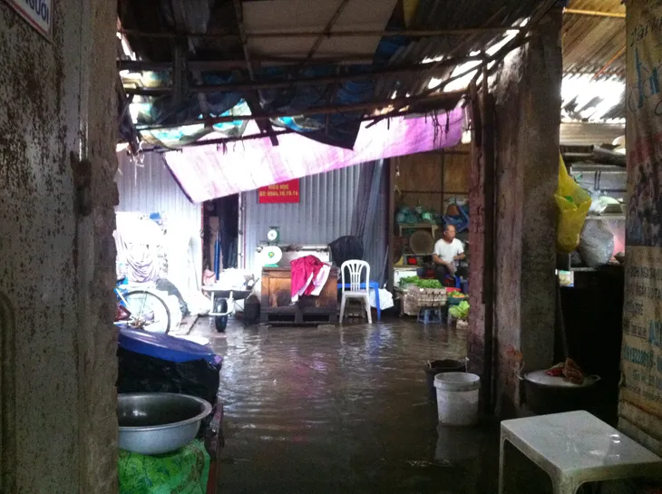 Nước ngập trong các ngõ xóm Hà Nội sau cơn mưa lớn - Ảnh 10. Nước ngập trong các ngõ xóm Hà Nội sau cơn mưa lớn - Ảnh 10.