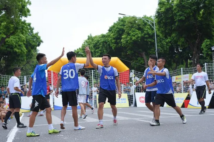 Người dân Hà Nội hứng khởi với Ngày hội bóng đá đường phố lần đầu tiên trên phố đi bộ - Ảnh 6. Người dân Hà Nội hứng khởi với Ngày hội bóng đá đường phố lần đầu tiên trên phố đi bộ - Ảnh 6.