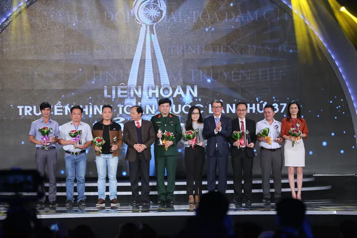 Những hình ảnh khó quên trong Lễ bế mạc và trao giải LHTHTQ lần thứ 37 - Ảnh 5. Những hình ảnh khó quên trong Lễ bế mạc và trao giải LHTHTQ lần thứ 37 - Ảnh 5.
