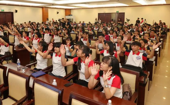 Trao học bổng cho 114 tân sinh viên xuất sắc năm 2017 - Ảnh 6. Trao học bổng cho 114 tân sinh viên xuất sắc năm 2017 - Ảnh 6.