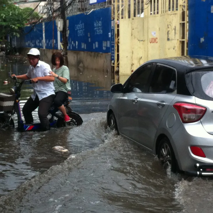 Nước ngập trong các ngõ xóm Hà Nội sau cơn mưa lớn - Ảnh 3. Nước ngập trong các ngõ xóm Hà Nội sau cơn mưa lớn - Ảnh 3.