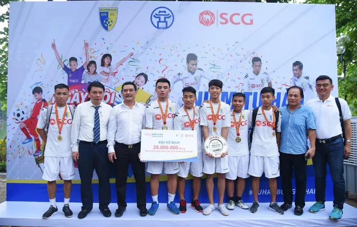 Người dân Hà Nội hứng khởi với Ngày hội bóng đá đường phố lần đầu tiên trên phố đi bộ - Ảnh 7. Người dân Hà Nội hứng khởi với Ngày hội bóng đá đường phố lần đầu tiên trên phố đi bộ - Ảnh 7.