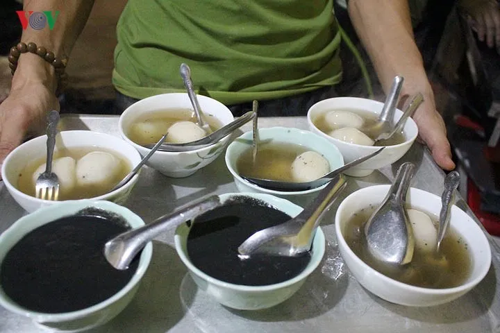 Người Hà Nội xếp hàng trước quán bánh trôi của cố nghệ sĩ Phạm Bằng - Ảnh 6. Người Hà Nội xếp hàng trước quán bánh trôi của cố nghệ sĩ Phạm Bằng - Ảnh 6.
