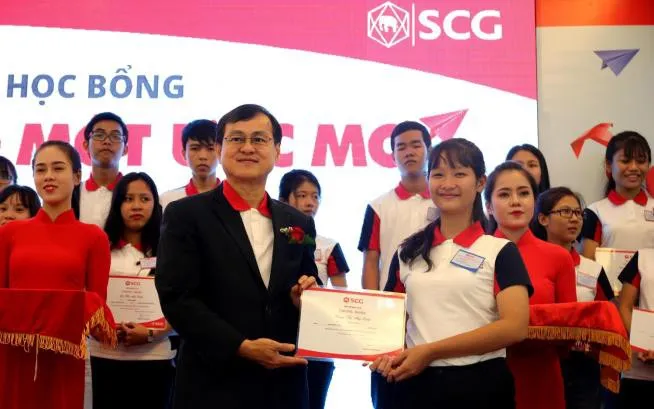 Trao học bổng cho 114 tân sinh viên xuất sắc năm 2017 - Ảnh 7. Trao học bổng cho 114 tân sinh viên xuất sắc năm 2017 - Ảnh 7.