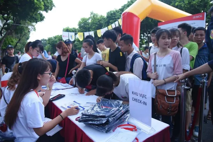 Người dân Hà Nội hứng khởi với Ngày hội bóng đá đường phố lần đầu tiên trên phố đi bộ - Ảnh 8. Người dân Hà Nội hứng khởi với Ngày hội bóng đá đường phố lần đầu tiên trên phố đi bộ - Ảnh 8.