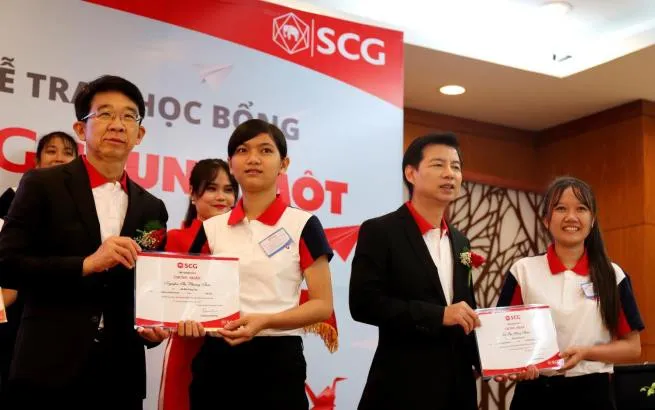 Trao học bổng cho 114 tân sinh viên xuất sắc năm 2017 - Ảnh 8. Trao học bổng cho 114 tân sinh viên xuất sắc năm 2017 - Ảnh 8.