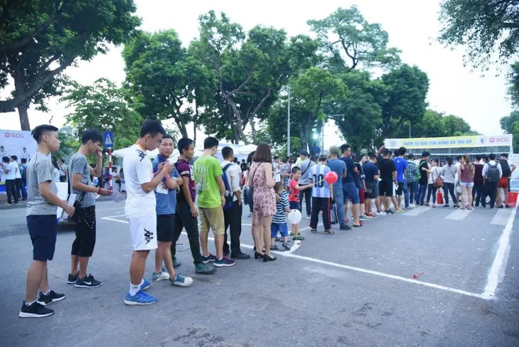 Người dân Hà Nội hứng khởi với Ngày hội bóng đá đường phố lần đầu tiên trên phố đi bộ - Ảnh 9. Người dân Hà Nội hứng khởi với Ngày hội bóng đá đường phố lần đầu tiên trên phố đi bộ - Ảnh 9.