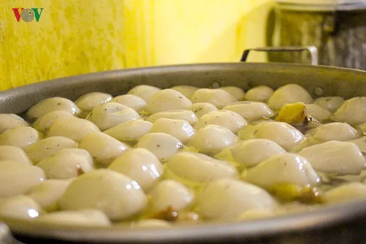 Người Hà Nội xếp hàng trước quán bánh trôi của cố nghệ sĩ Phạm Bằng - Ảnh 8. Người Hà Nội xếp hàng trước quán bánh trôi của cố nghệ sĩ Phạm Bằng - Ảnh 8.