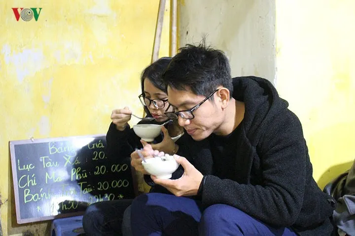 Người Hà Nội xếp hàng trước quán bánh trôi của cố nghệ sĩ Phạm Bằng - Ảnh 9. Người Hà Nội xếp hàng trước quán bánh trôi của cố nghệ sĩ Phạm Bằng - Ảnh 9.