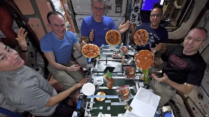 Tiệc pizza trên trạm vũ trụ - Ảnh 1. Tiệc pizza trên trạm vũ trụ - Ảnh 1.