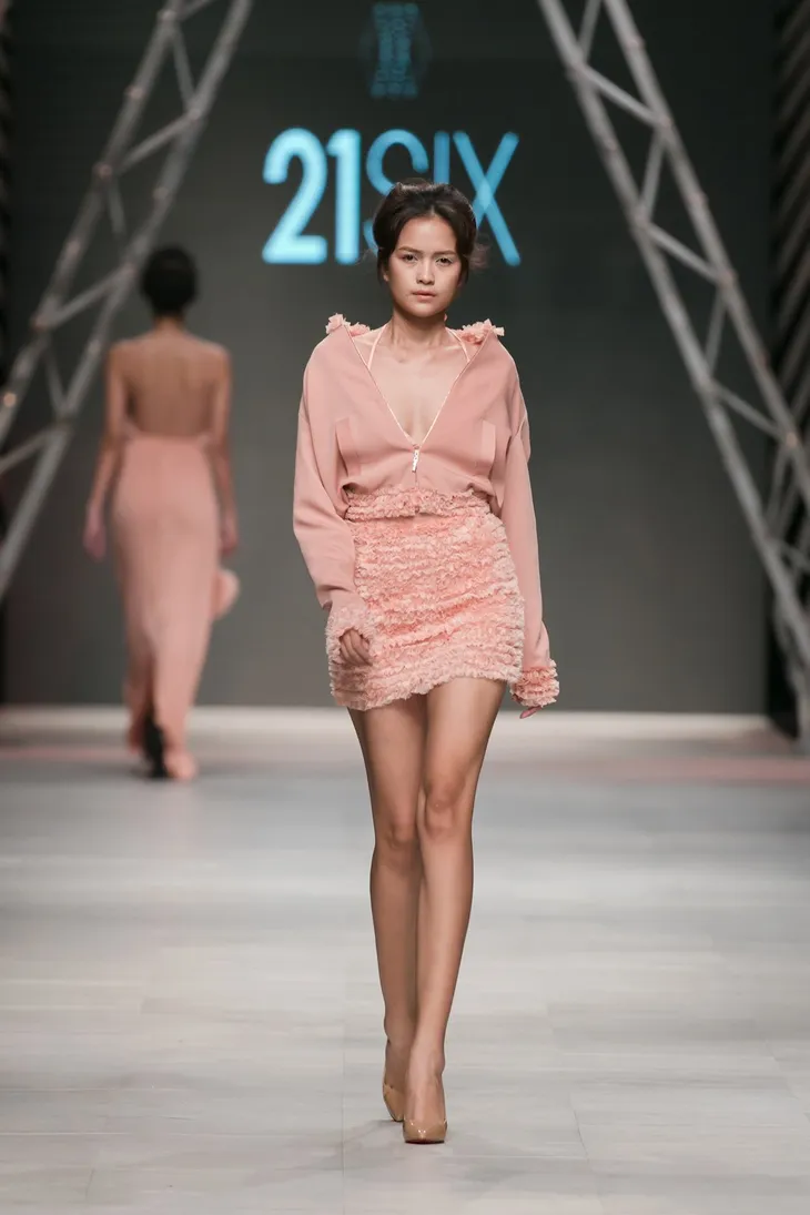 Thêm một thế giới thần tiên trên sàn catwalk Tuần lễ thời trang quốc tế Việt Nam Thu - Đông 2017 - Ảnh 10. Thêm một thế giới thần tiên trên sàn catwalk Tuần lễ thời trang quốc tế Việt Nam Thu - Đông 2017 - Ảnh 10.