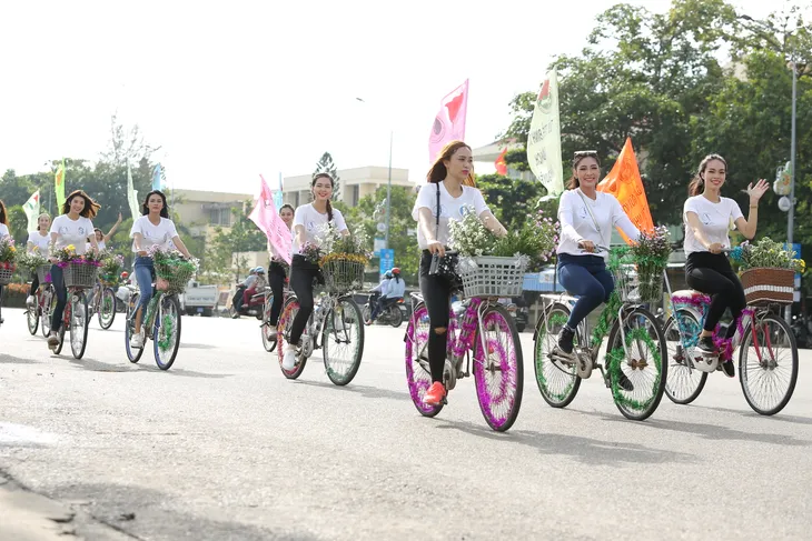 Thi Hoa hậu, Hoa khôi: Vì sao những cuộc thi danh chính ngôn thuận vẫn hot? - Ảnh 2. Thi Hoa hậu, Hoa khôi: Vì sao những cuộc thi danh chính ngôn thuận vẫn hot? - Ảnh 2.