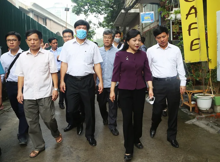Bộ trưởng Bộ Y tế kiểm tra công tác phòng, chống dịch sốt xuất huyết tại Hà Nội - Ảnh 1. Bộ trưởng Bộ Y tế kiểm tra công tác phòng, chống dịch sốt xuất huyết tại Hà Nội - Ảnh 1.
