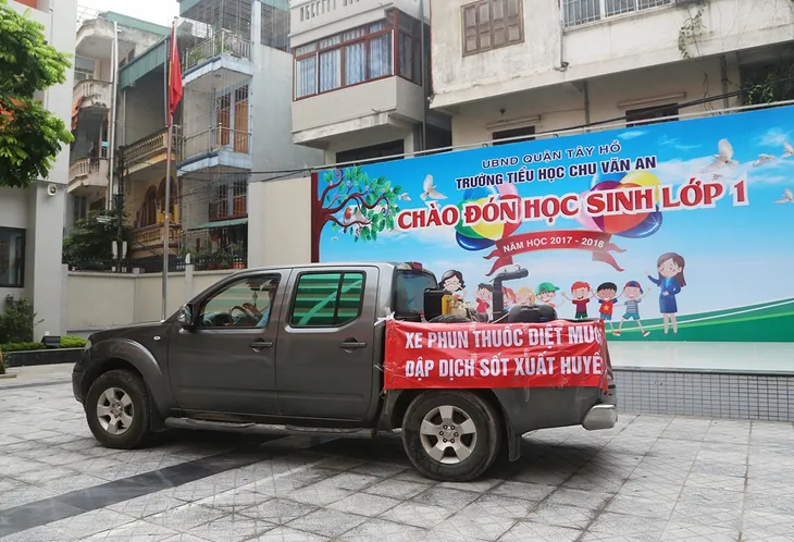 Bộ trưởng Bộ Y tế kiểm tra công tác phòng, chống dịch sốt xuất huyết tại Hà Nội - Ảnh 5. Bộ trưởng Bộ Y tế kiểm tra công tác phòng, chống dịch sốt xuất huyết tại Hà Nội - Ảnh 5.