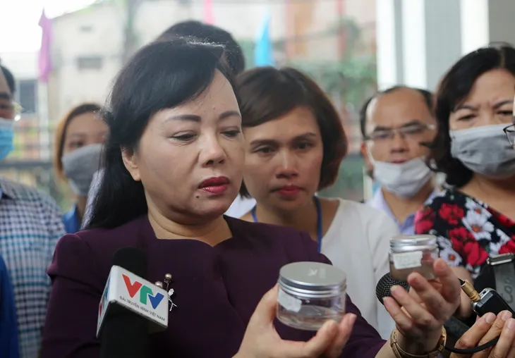 Bộ trưởng Bộ Y tế kiểm tra công tác phòng, chống dịch sốt xuất huyết tại Hà Nội - Ảnh 4. Bộ trưởng Bộ Y tế kiểm tra công tác phòng, chống dịch sốt xuất huyết tại Hà Nội - Ảnh 4.