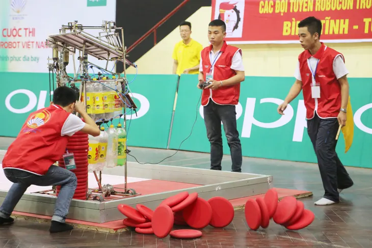 Robocon Việt Nam 2017: Sao Đỏ tiếp tục chiến thuật phá điểm đối phương - Ảnh 16. Robocon Việt Nam 2017: Sao Đỏ tiếp tục chiến thuật phá điểm đối phương - Ảnh 16.