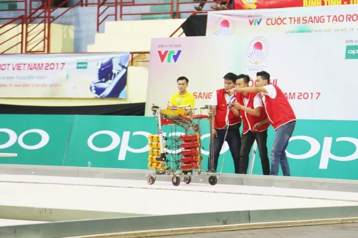 Robocon Việt Nam 2017: Sao Đỏ tiếp tục chiến thuật phá điểm đối phương - Ảnh 3. Robocon Việt Nam 2017: Sao Đỏ tiếp tục chiến thuật phá điểm đối phương - Ảnh 3.